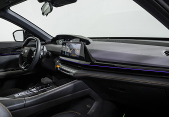 Подержанный автомобиль Changan UNI-V 2023 года (12 фото)