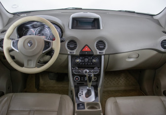 Подержанный автомобиль Renault Koleos 2010 года (13 фото)