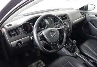 Подержанный автомобиль Volkswagen Jetta Sedan 2015 года (7 фото)