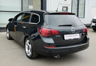 Подержанный автомобиль Opel Astra Wagon 2012 года (7 фото)