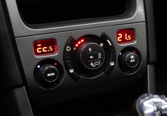 Подержанный автомобиль Peugeot 308 Hatchback 2009 года (18 фото)