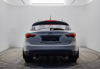 Подержанный автомобиль Infiniti FX 2010 года (6 фото)