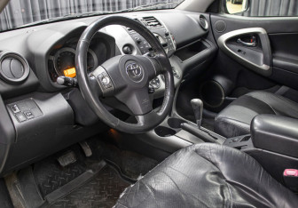 Подержанный автомобиль Toyota RAV4 2006 года (15 фото)