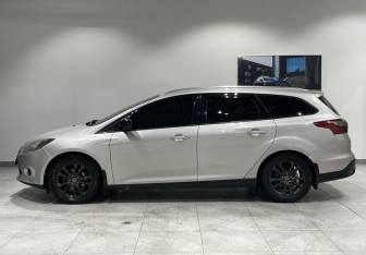Подержанный автомобиль Ford Focus Wagon 2012 года (8 фото)