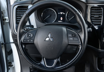 Подержанный автомобиль Mitsubishi Outlander 2018 года (16 фото)