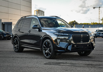 Подержанный автомобиль BMW X7 2022 года (29 фото)