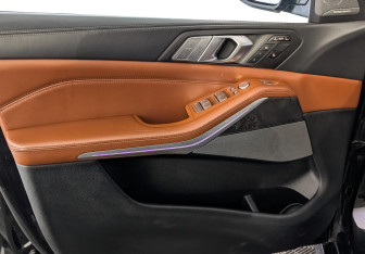 Подержанный автомобиль BMW X7 2021 года (19 фото)