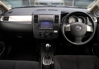 Подержанный автомобиль Nissan Tiida Hatchback 2010 года (12 фото)