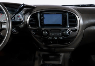 Подержанный автомобиль Toyota Sequoia 2004 года (13 фото)