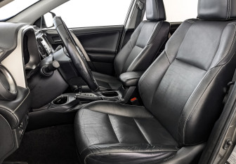 Подержанный автомобиль Toyota RAV4 2017 года (20 фото)