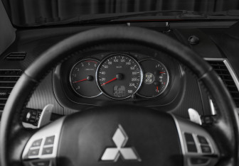Подержанный автомобиль Mitsubishi Pajero Sport 2014 года (17 фото)