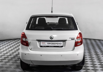 Подержанный автомобиль Skoda Fabia Hatchback 2010 года (6 фото)