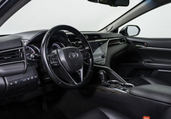Подержанный автомобиль Toyota Camry Sedan 2019 года (11 фото)