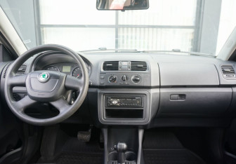 Подержанный автомобиль Skoda Fabia Hatchback 2011 года (12 фото)