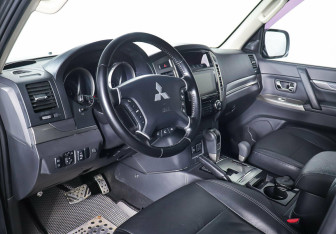 Подержанный автомобиль Mitsubishi Pajero 2015 года (9 фото)
