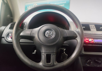 Подержанный автомобиль Volkswagen Polo Sedan 2013 года (10 фото)