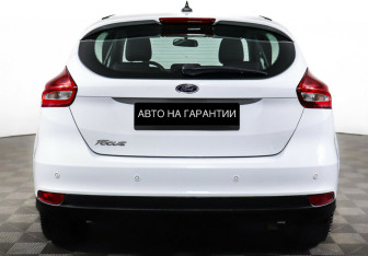 Подержанный автомобиль Ford Focus Hatchback 2018 года (6 фото)