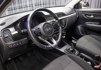 Подержанный автомобиль Kia Rio Sedan 2017 года (15 фото)
