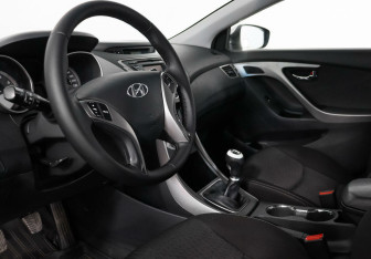 Подержанный автомобиль Hyundai Elantra Sedan 2012 года (9 фото)
