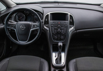 Подержанный автомобиль Opel Astra Hatchback 2011 года (13 фото)
