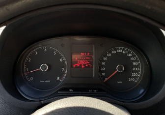 Подержанный автомобиль Volkswagen Polo Sedan 2012 года (19 фото)