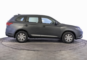 Подержанный автомобиль Mitsubishi Outlander 2019 года (4 фото)