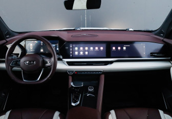 Подержанный автомобиль Geely Monjaro 2023 года (14 фото)