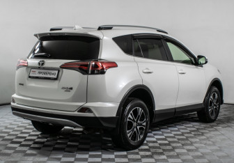 Подержанный автомобиль Toyota RAV4 2015 года (5 фото)