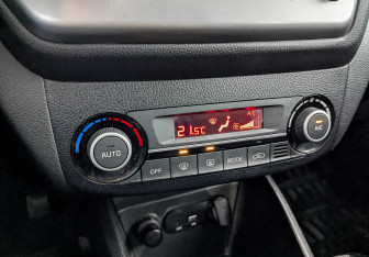 Подержанный автомобиль Kia Rio Sedan 2017 года (26 фото)