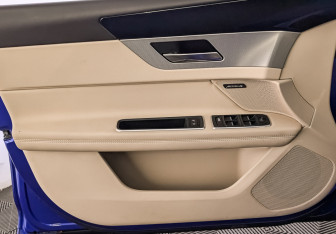 Подержанный автомобиль Jaguar XF Sedan 2019 года (19 фото)