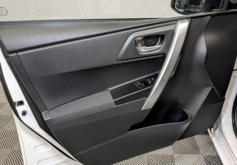 Подержанный автомобиль Toyota Auris Hatchback 2013 года (19 фото)