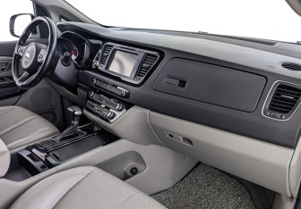 Подержанный автомобиль Kia Carnival 2017 года (13 фото)