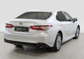 Подержанный автомобиль Toyota Camry Sedan 2021 года (5 фото)