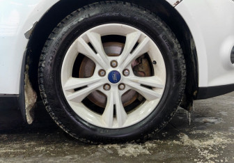 Подержанный автомобиль Ford Focus Wagon 2012 года (17 фото)