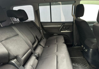 Подержанный автомобиль Mitsubishi Pajero 2012 года (14 фото)