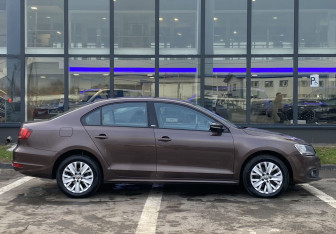 Подержанный автомобиль Volkswagen Jetta Sedan 2014 года (4 фото)