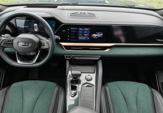 Подержанный автомобиль Geely Monjaro 2023 года (12 фото)
