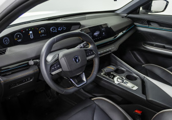 Подержанный автомобиль Changan UNI-V 2024 года (10 фото)