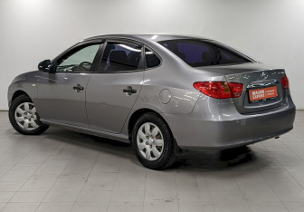 Подержанный автомобиль Hyundai Elantra Sedan 2010 года (7 фото)