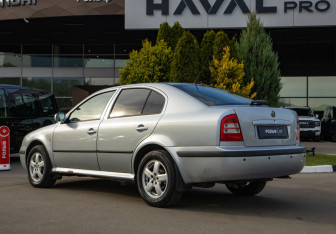 Подержанный автомобиль Skoda Octavia Liftback 2001 года (5 фото)