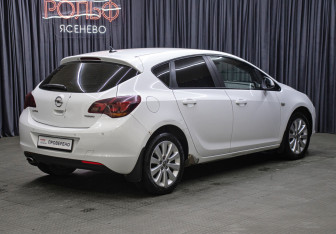 Подержанный автомобиль Opel Astra Hatchback 2011 года (5 фото)