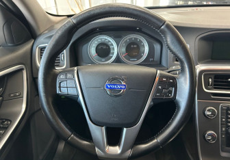 Подержанный автомобиль Volvo S60 2011 года (14 фото)