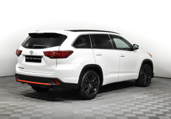 Подержанный автомобиль Toyota Highlander 2014 года (3 фото)