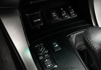 Подержанный автомобиль Toyota Land Cruiser Prado 2004 года (18 фото)