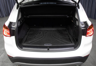 Подержанный автомобиль BMW X1 2015 года (10 фото)