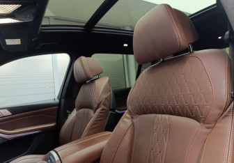 Подержанный автомобиль BMW X7 2021 года (19 фото)