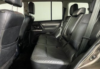 Подержанный автомобиль Mitsubishi Pajero 2012 года (10 фото)