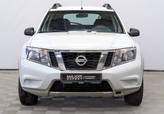 Подержанный автомобиль Nissan Terrano 2015 года (2 фото)
