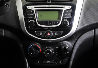 Подержанный автомобиль Hyundai Solaris Sedan 2012 года (8 фото)