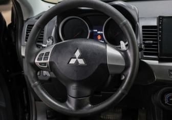 Подержанный автомобиль Mitsubishi Lancer Sedan 2012 года (17 фото)